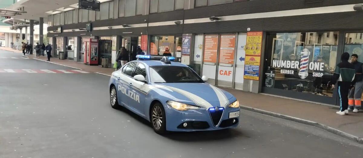 Aggrediscono e derubano un 47enne nei bagni dell'autostazione: presi 2 ragazzi egiziani - 
