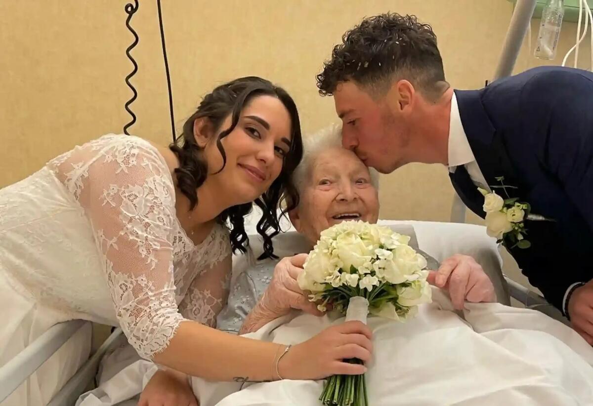 Si sposano e corrono dalla nonna 93enne bloccata all'ospedale: il gesto di Filippo e Laura - 