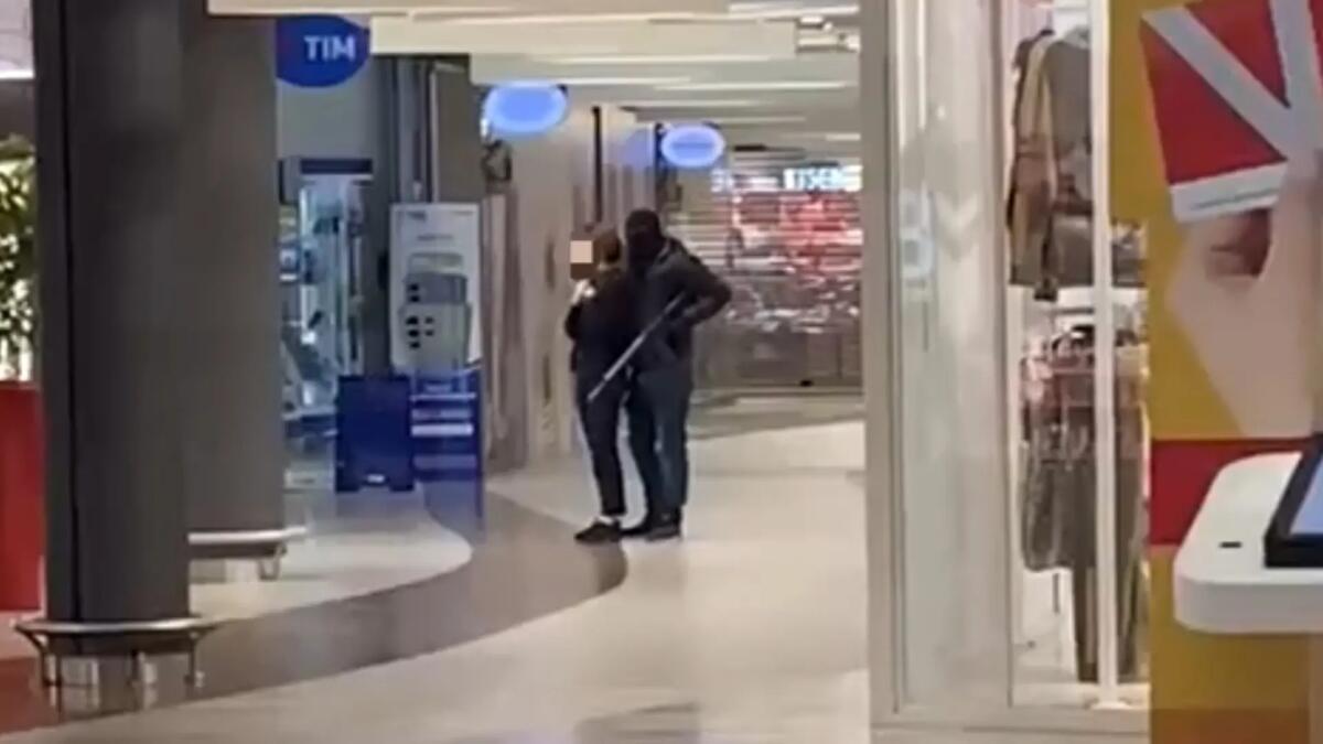 Armati di kalashnikov rapinano la gioielleria, in ostaggio una dipendente. Terrore al Valecenter - 