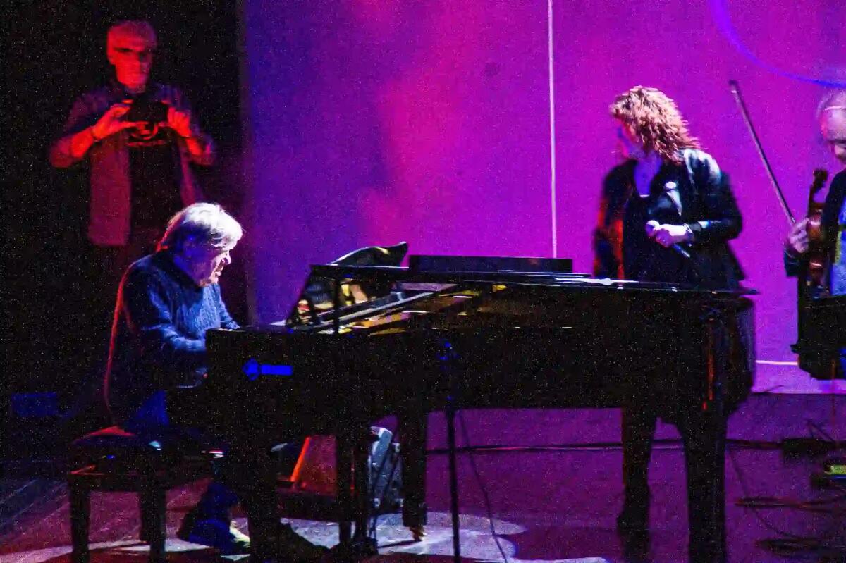 Casarsa. Teatro pieno per la serata con Beppe Carletti, in ricordo dei 60 anni dei Nomadi - 