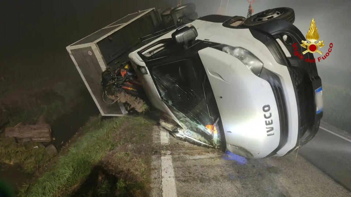 Furgone carico di tronchi finisce fuori strada e si ribalta: illeso il conducente - 