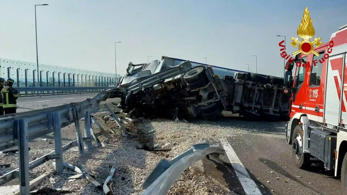 Autoarticolato finisce rovesciato contro il guard rail: ferito il conducente -