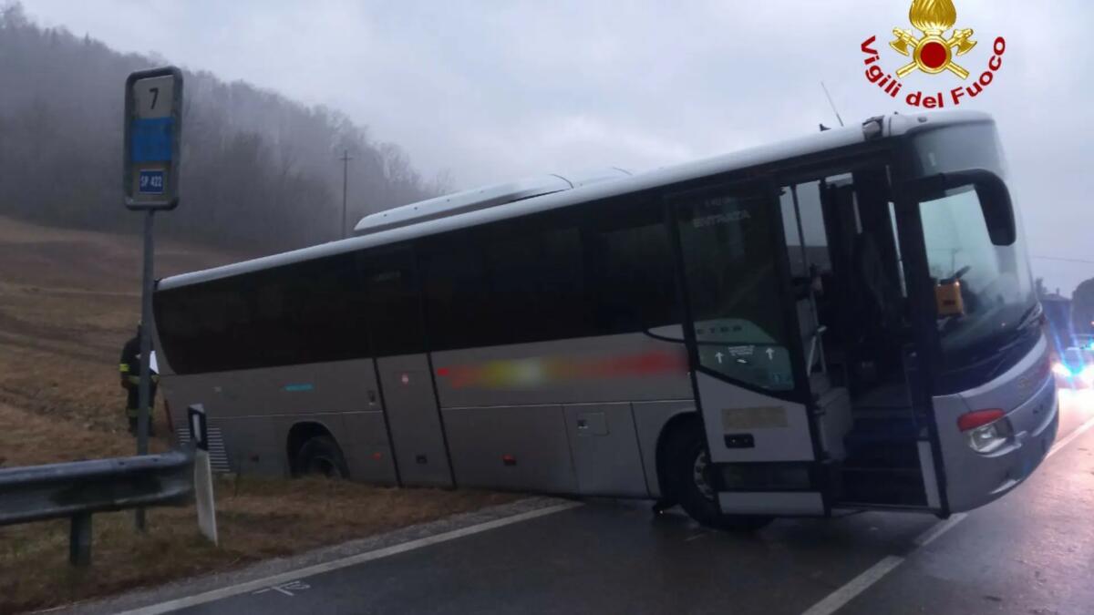 Sbaglia manovra, l'autobus finisce fuori strada: nessun ferito -