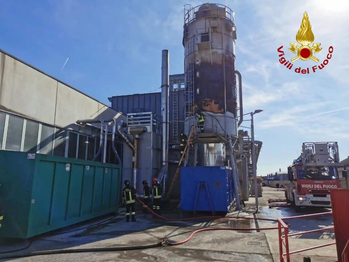 Incendio in un'azienda di San Giovanni al Natisone: fiamme nel silo pieno di trucioli di legno - 