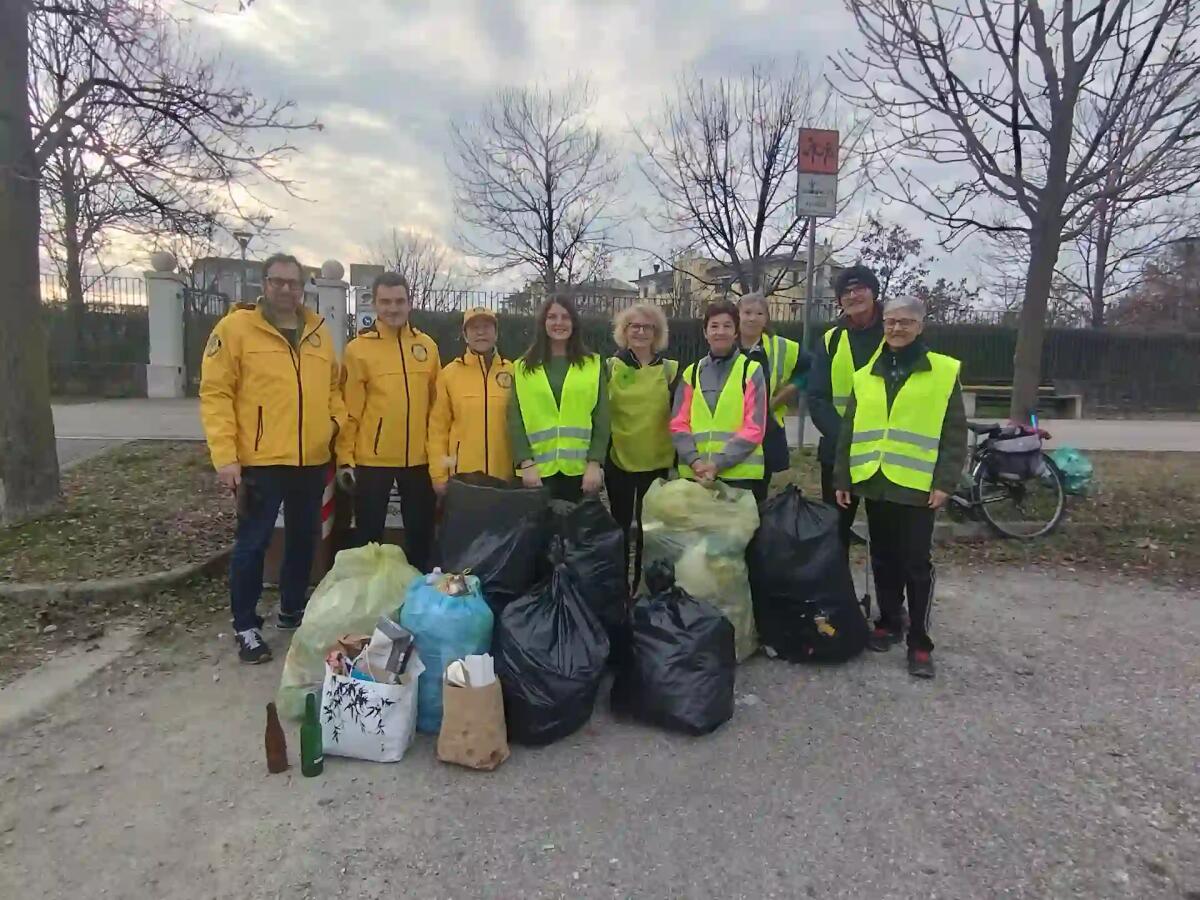 Volontari in azione a Pordenone, successo per l'iniziativa “Puliamo i Quartieri” - 