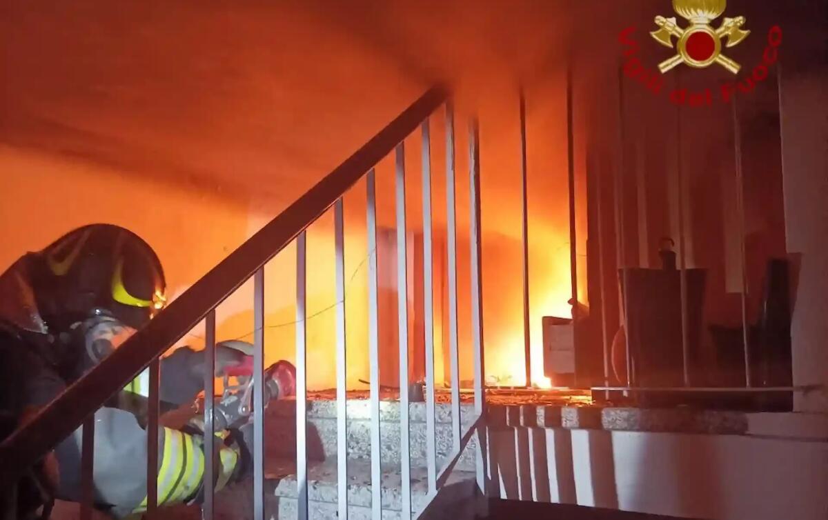 Tragedia sfiorata a Conegliano, incendio in appartamento: un ferito, palazzina evacuata - 