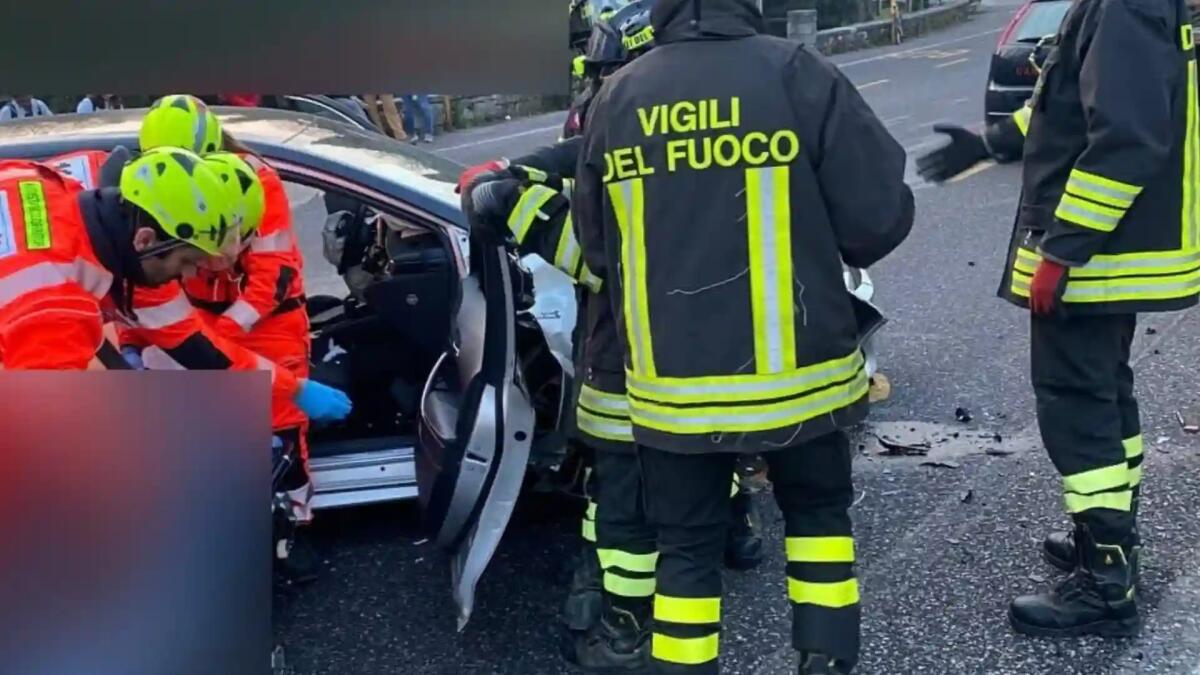 Sbanda con l'auto  e finisce contro il muro di una casa: due feriti - 