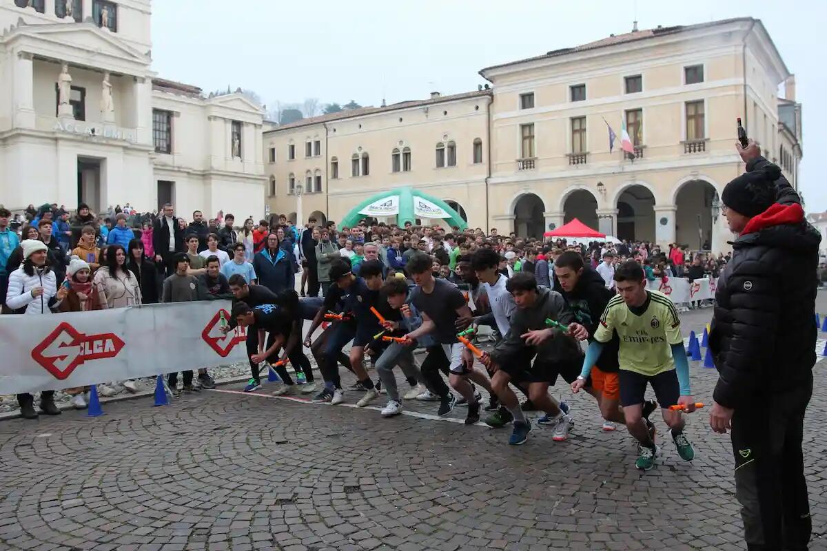 Più di mille studenti in corsa nel centro storico con la staffetta La Ventuno del Cima - 