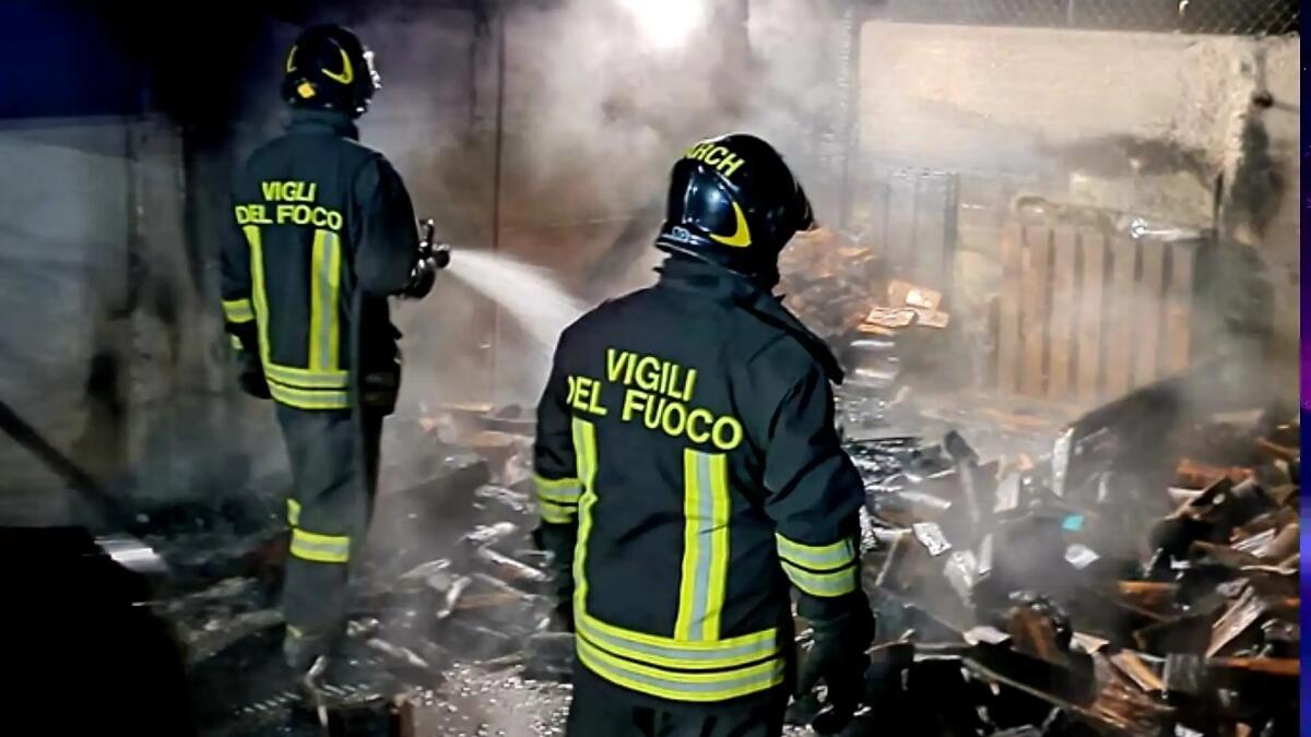 Paura a Cavazzo Carnico, a fuoco una legnaia: le fiamme altissime intaccano l'abitazione - 