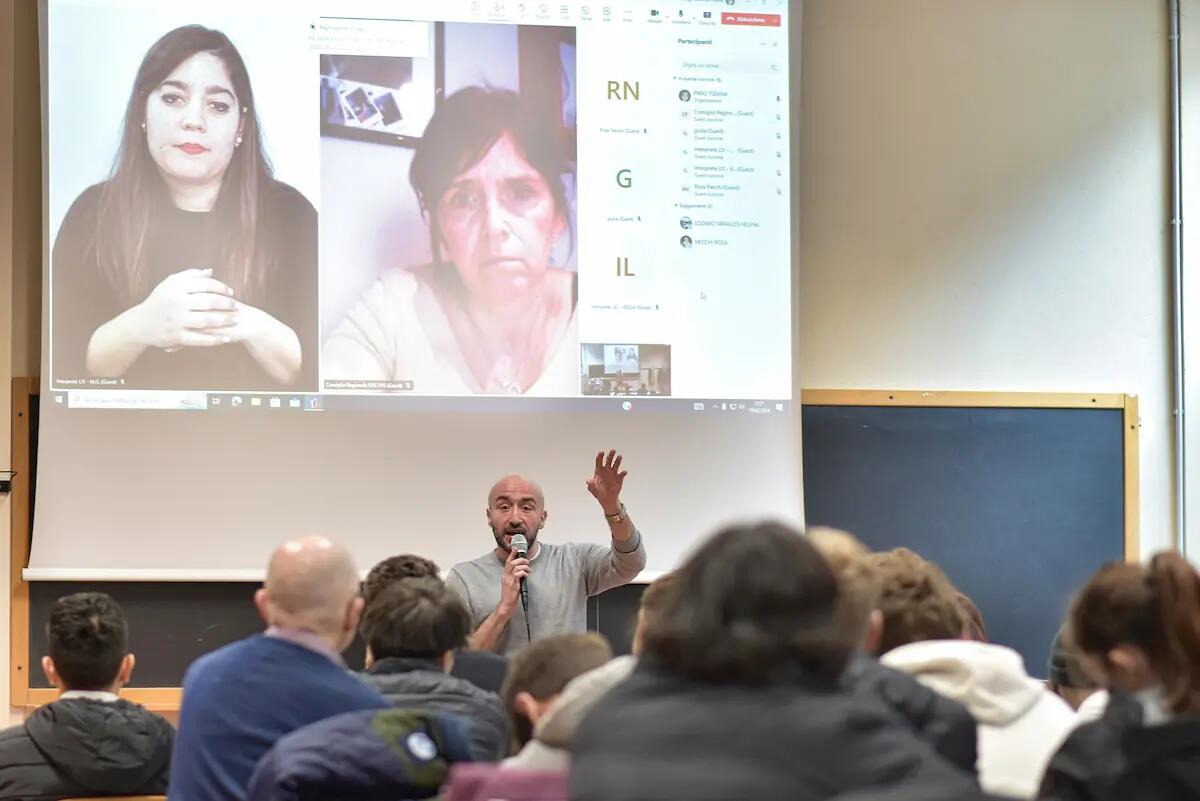 Zeno e il vizio del fumo, il Disu di UniTs fa tappa nelle scuole per parlare della "Coscienza" e di dipendenze - 