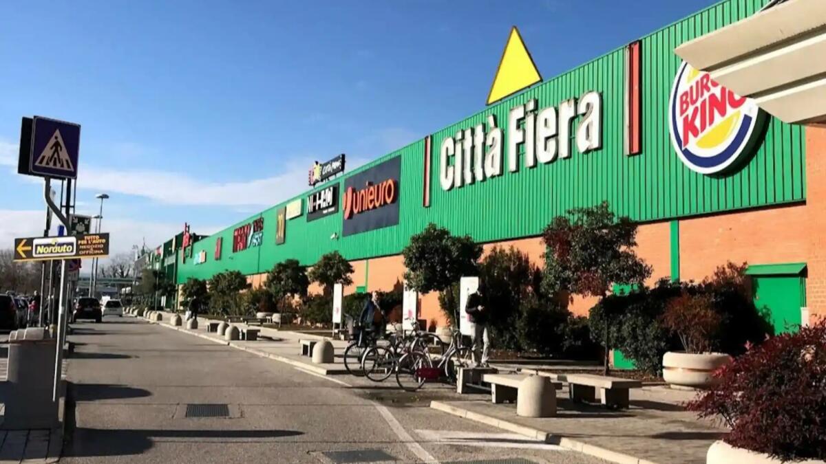 Ragazzini circondati da coetanei al Città Fiera, minacciati con un coltello e derubati - 
