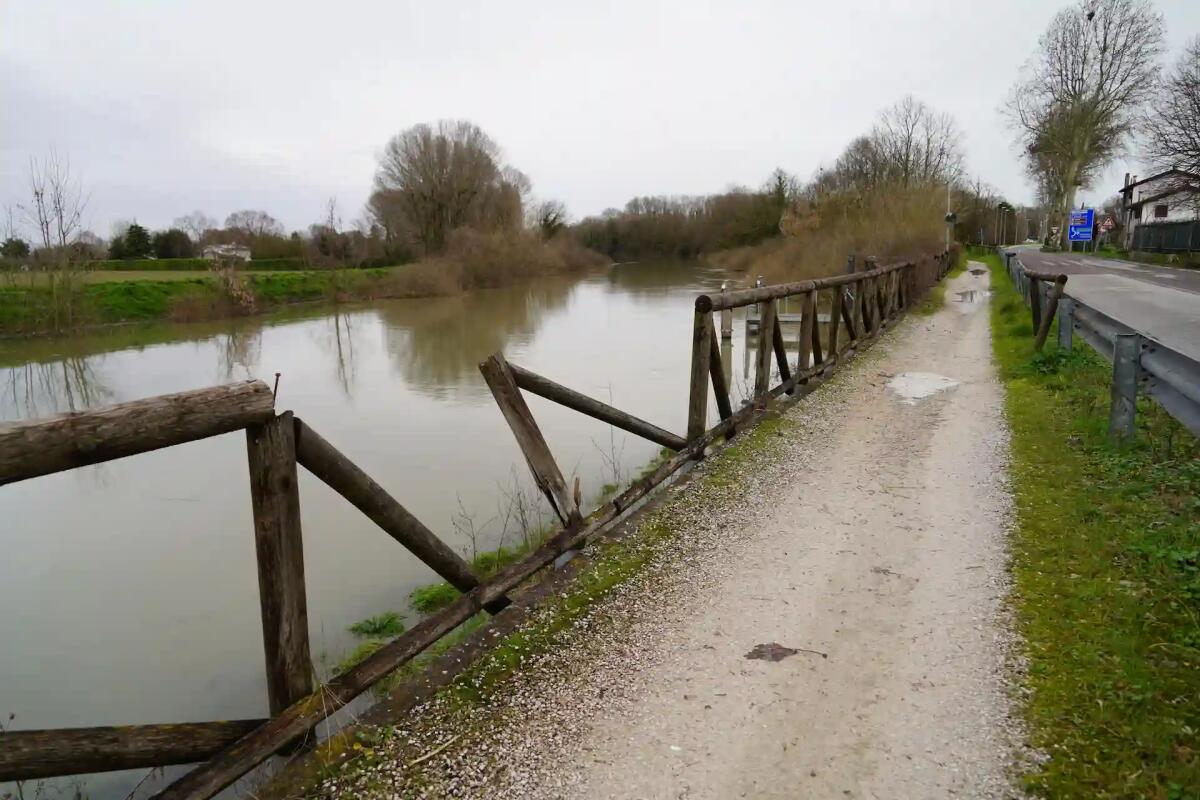 Quarto d'Altino. Nuove staccionate in acciaio corten lungo la Greenway del Sile  -