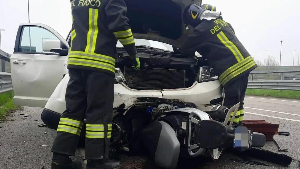 Tragico scontro tra auto e moto 125 in Tangenziale: morto un 20enne - 