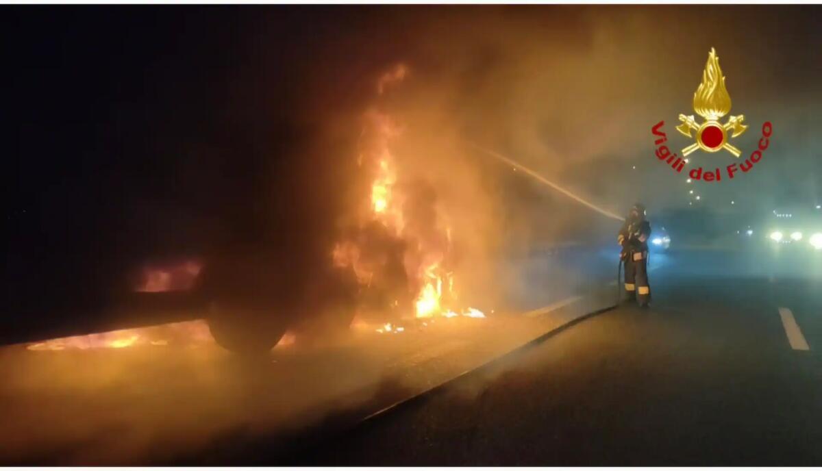 Tir a fuoco in Autostrada A4: distrutto il semirimorchio carico di grani di mais - 