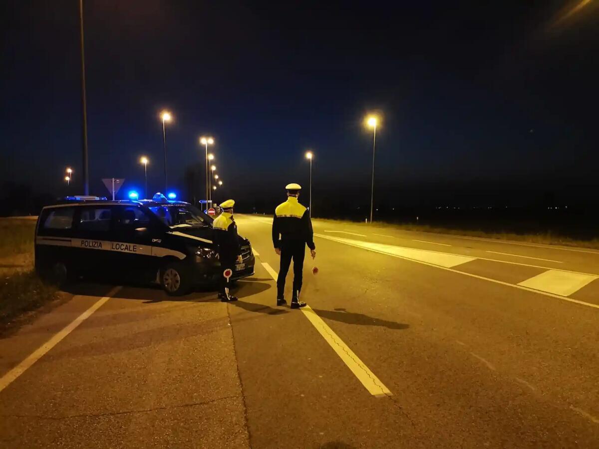 Jesolo. Effettua inversione a U, causa un incidente con feriti e poi scappa: beccato un 20enne - 
