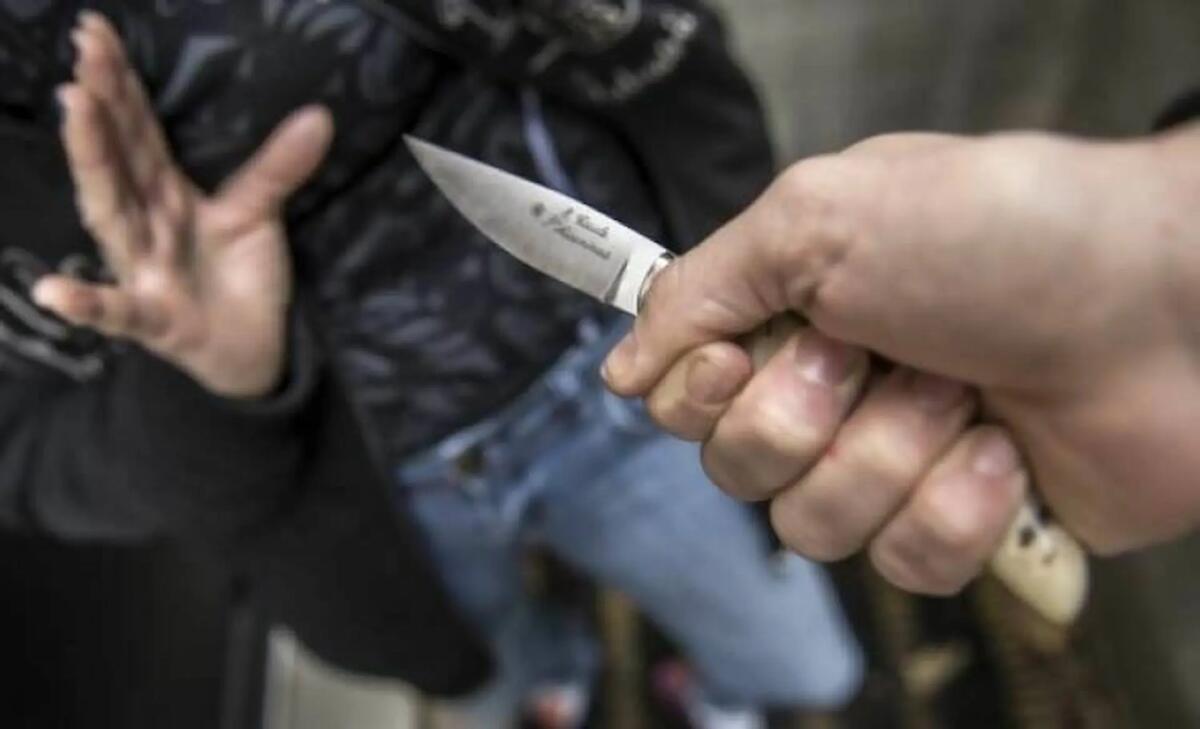 Terrore al rientro a casa: faccia a faccia con il ladro armato di coltello. Furto da 80mila euro - 