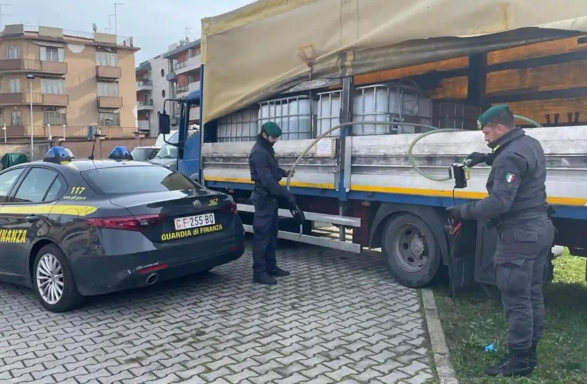 Allestisce un "distributore ambulante" abusivo di carburante: nei guai un cittadino rumeno - 