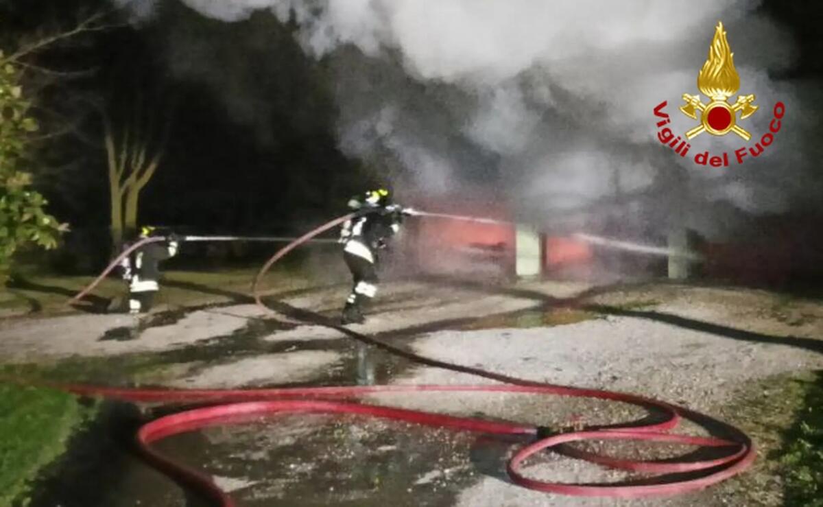 Garage a fuoco ad Azzano Decimo, paura per le bombole GPL all'interno - 