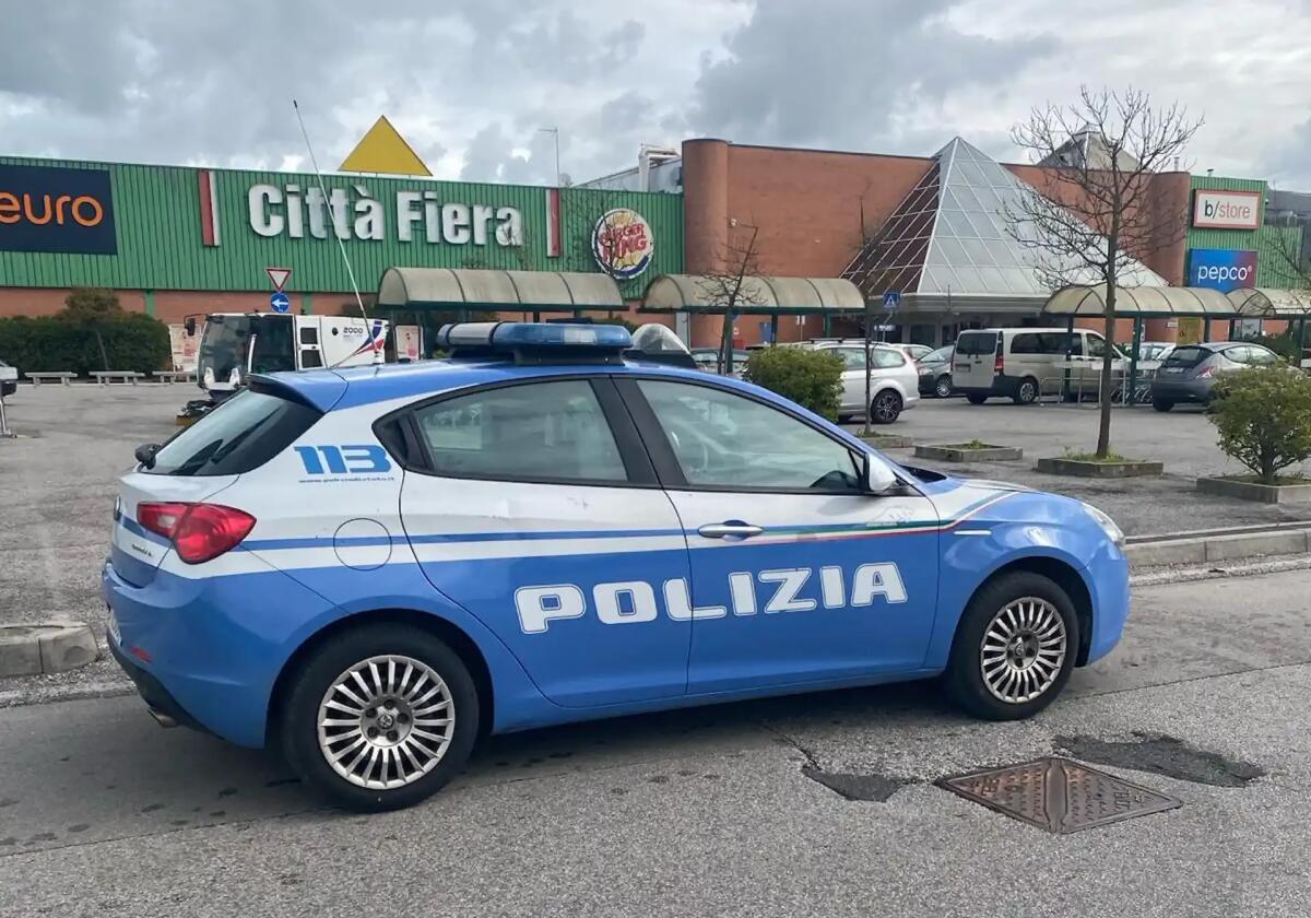 Sorpresi a rubare abbigliamento al Città Fiera: arrestati due marocchini e una donna italiana - 