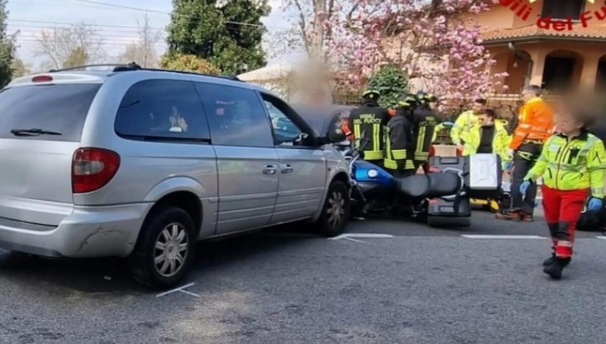 Scontro tra tre auto e una moto lungo la Strada Regione 56: un ferito - 