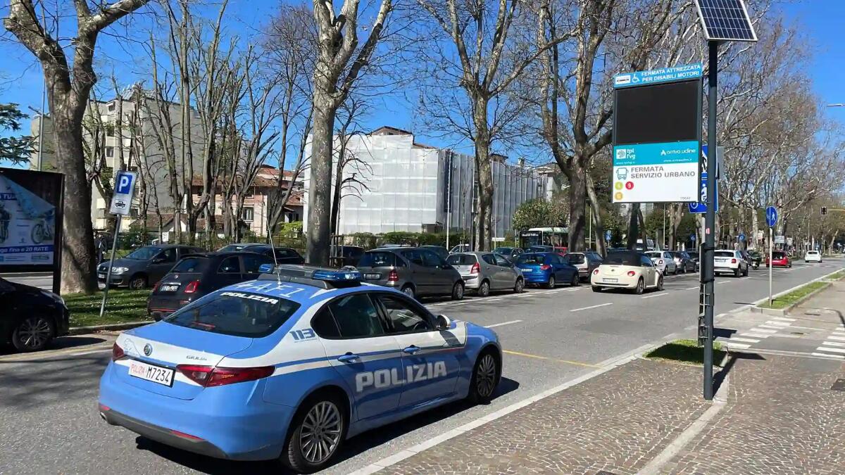 Pugni e calci al controllore sul pullman: rumeno arrestato, in Tribunale minaccia tutti di morte -