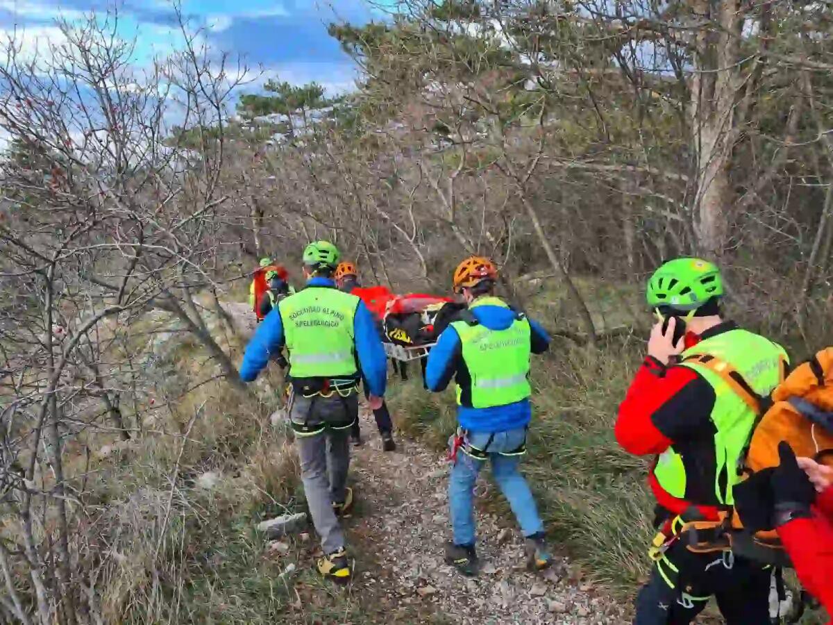 Esce dal sentiero Rilke per osservare il panorama, ma cade e si ferisce seriamente - 