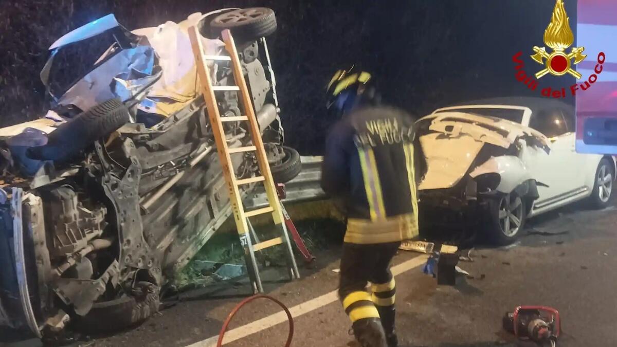Tragico scontro tra due auto: morta una 19enne, quattro feriti -