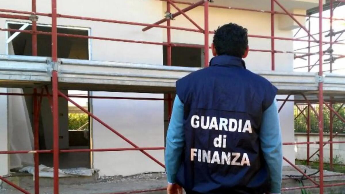 Beccati in 2 cantieri edili 11 lavoratori in nero su 12 presenti, di cui 4 clandestini -