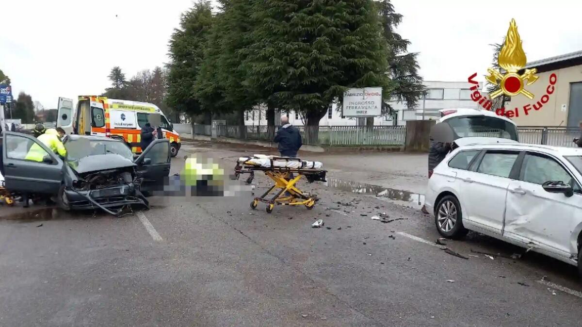 Inversione a U, poi il tremendo scontro con un'auto: quattro feriti, uno è grave - 