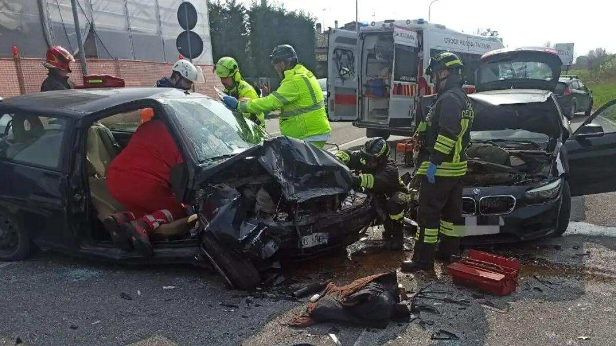 Violento scontro frontale tra due auto: ferito un conducente - 