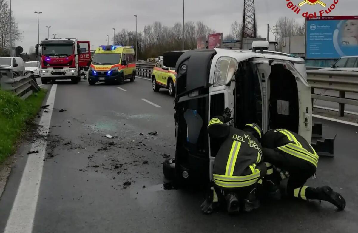 Perde il controllo dell'auto e si ribalta lungo la Tangenziale: ferita una donna - 