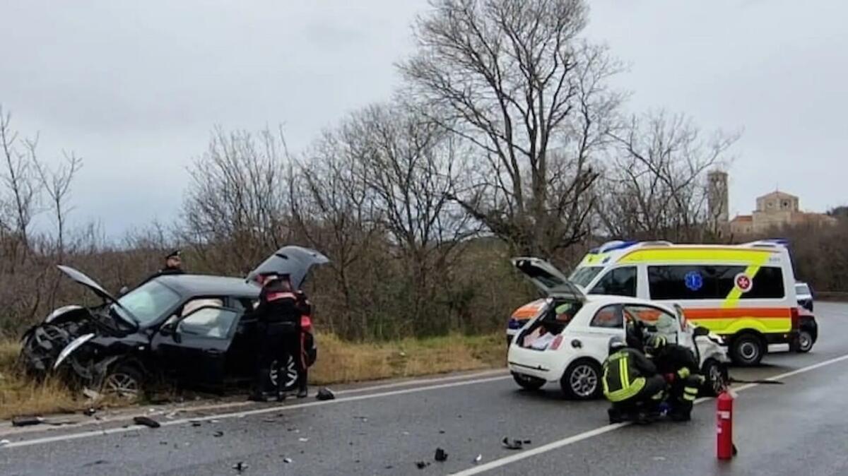 Tremendo scontro frontale tra due auto: feriti i conducenti - 