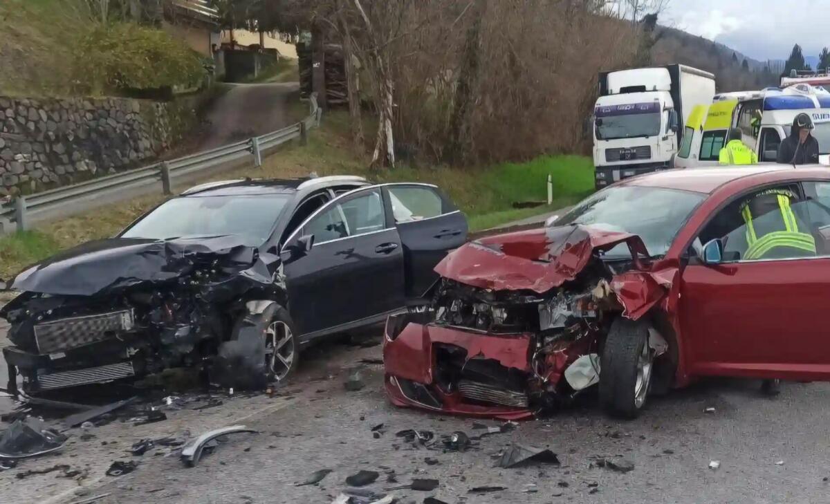 Violento scontro frontale tra due auto: feriti seriamente i conducenti -