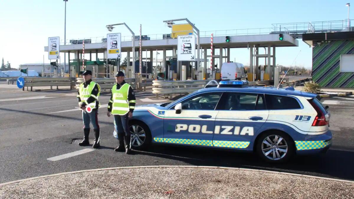 Giovane rumeno viaggiava in A4 con la famiglia, ma doveva essere in carcere - 