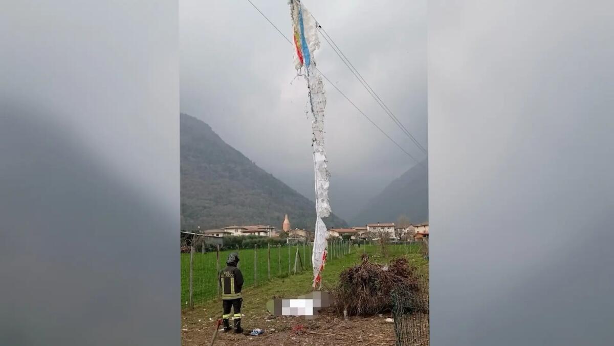 Incastrato con il parapendio nei cavi dell'alta tensione: 45enne morto folgorato -