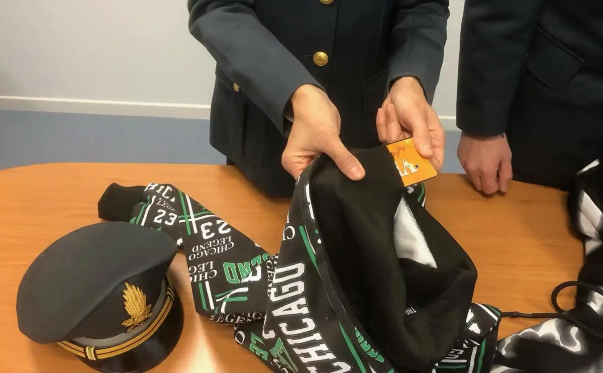 Patente con il trucco. Sorpresi due stranieri all'esame con smartphone e auricolare - 