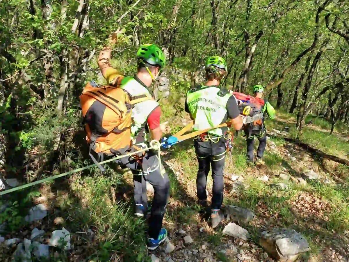 Paura durante l'escursione in Val Rosandra, 67enne scivola in tratto ripido e si ferisce: soccorsa - 