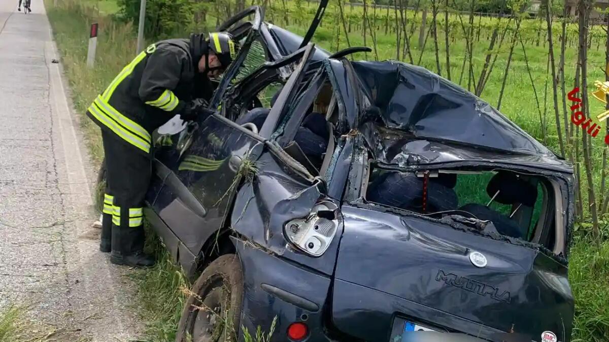 Ubriaco al volante causa un incidente a Spresiano, poi si allontana: un ferito - 