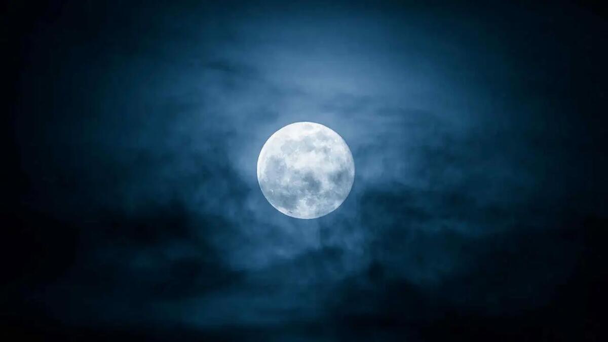 Questa notte la magia della "Luna Rosa": cos'è e perché si chiama così -