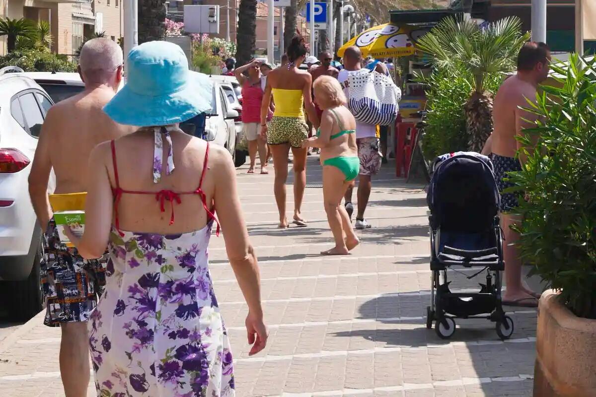 A Lignano sarà vietato girare in bikini e torso nudo per la città. Si rischia la supermulta - 