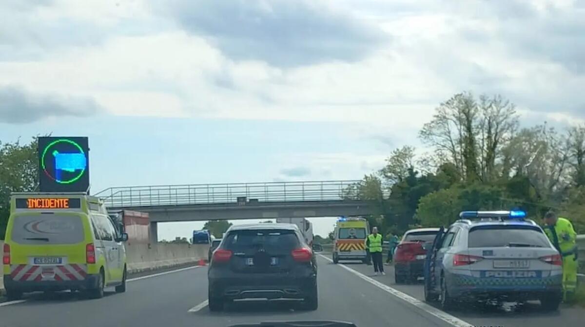 Incidente in A4 tra Bivio A4/A28 e San Stino di Livenza, scontro tra due auto - 