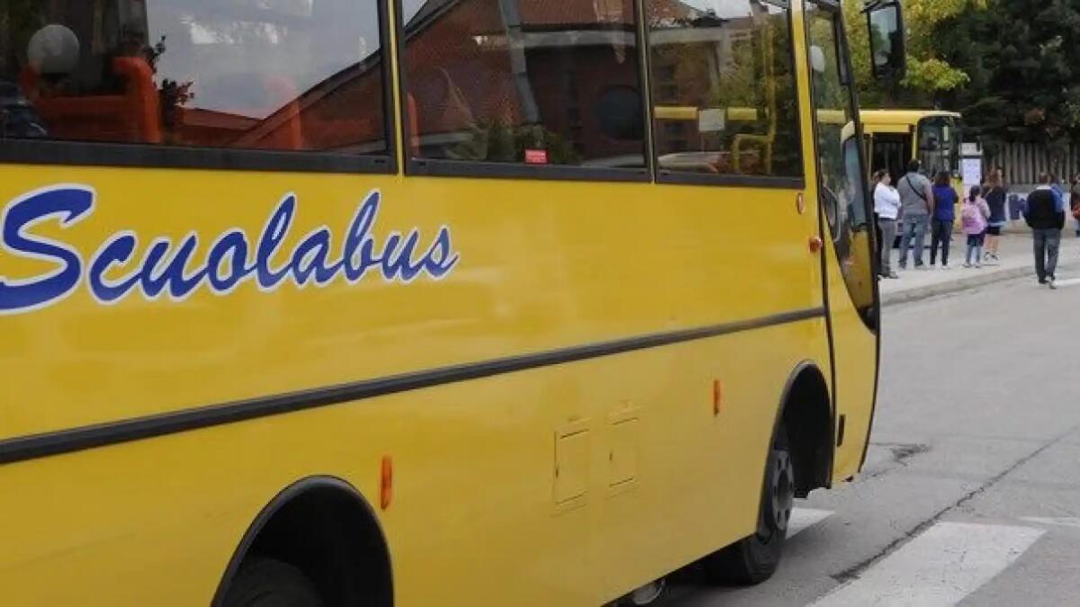 Bambino investito da un'auto dopo essere sceso dallo scuolabus - 