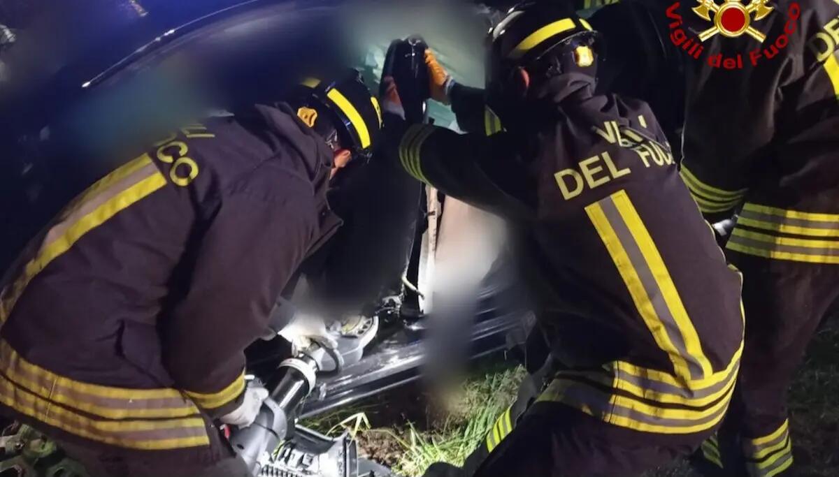 Sbanda, percorre 60 metri sull'erba e poi si schianta contro una cabina elettrica: ferito -