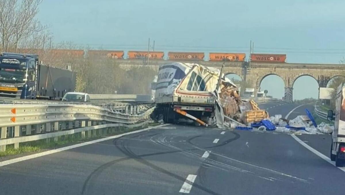 Incidente lungo il Raccordo Autostradale, camion piomba contro il guardrail - 