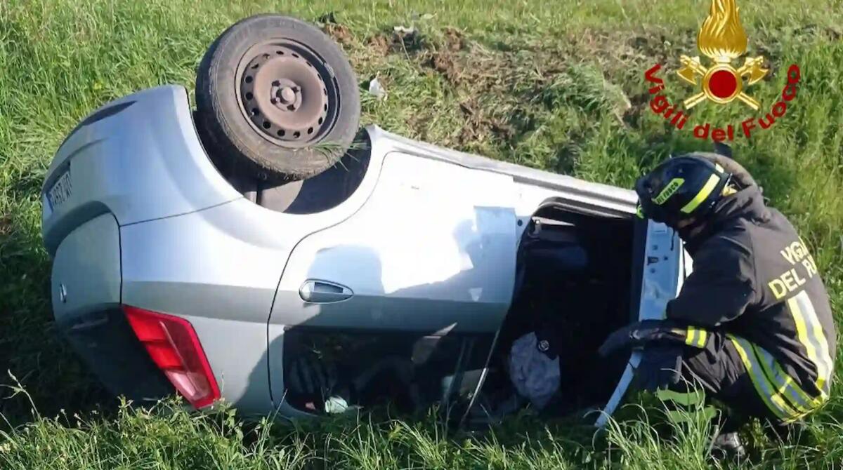 Sbanda con l'auto e finisce fuori strada ruote all'aria: due feriti -