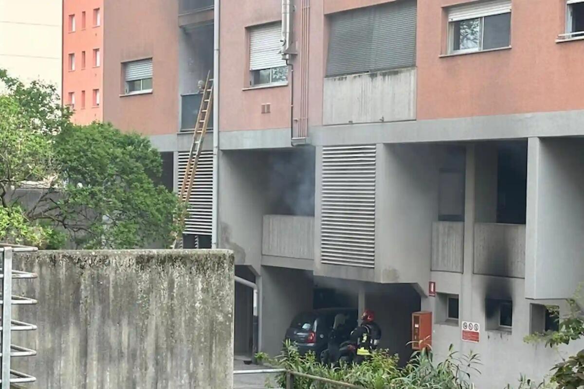Paura in un condominio a Udine, scoppia l'incendio: 15 intossicati, grave una donna - 