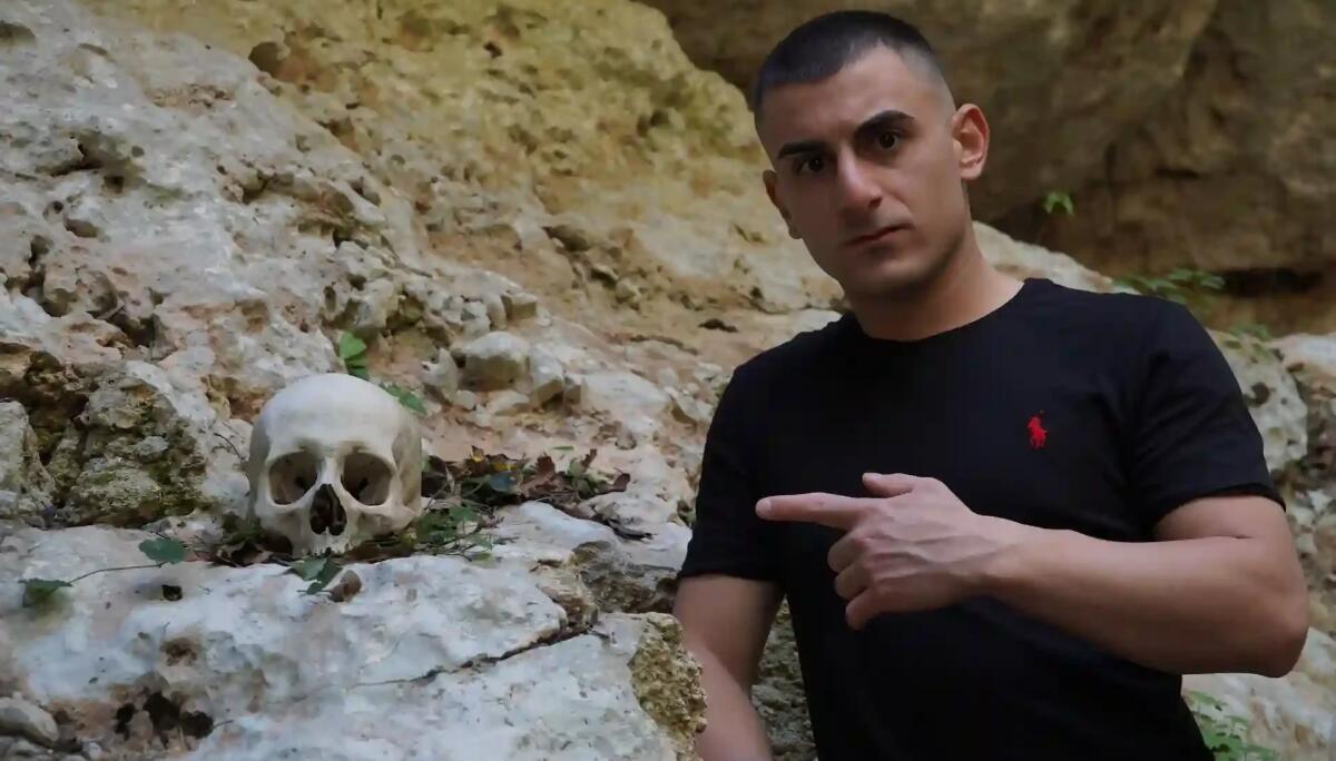 Un cranio preistorico umano fra i sentieri: la scoperta durante un'escursione -