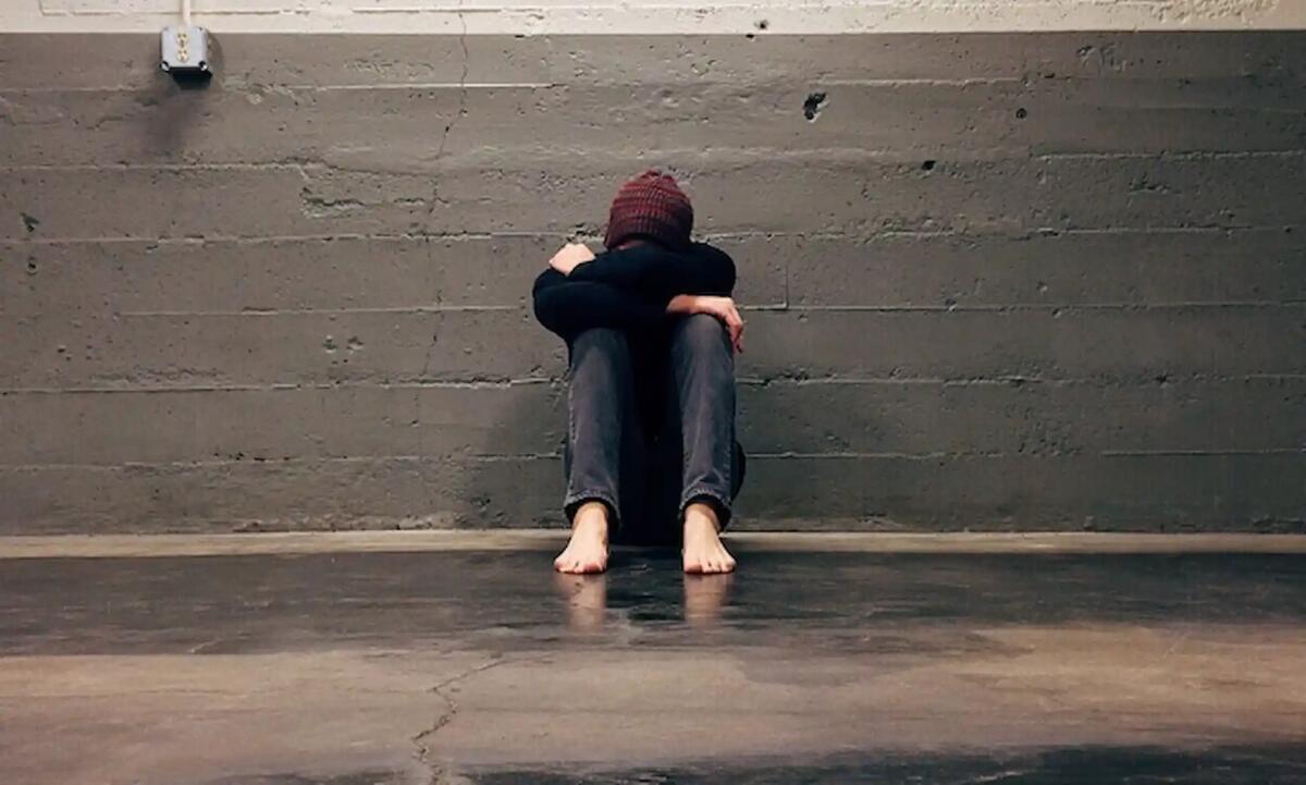 Picchiano per ore un giovane in una stanza per rapinarlo dell’apple watch: arrestati 2 marocchini - 