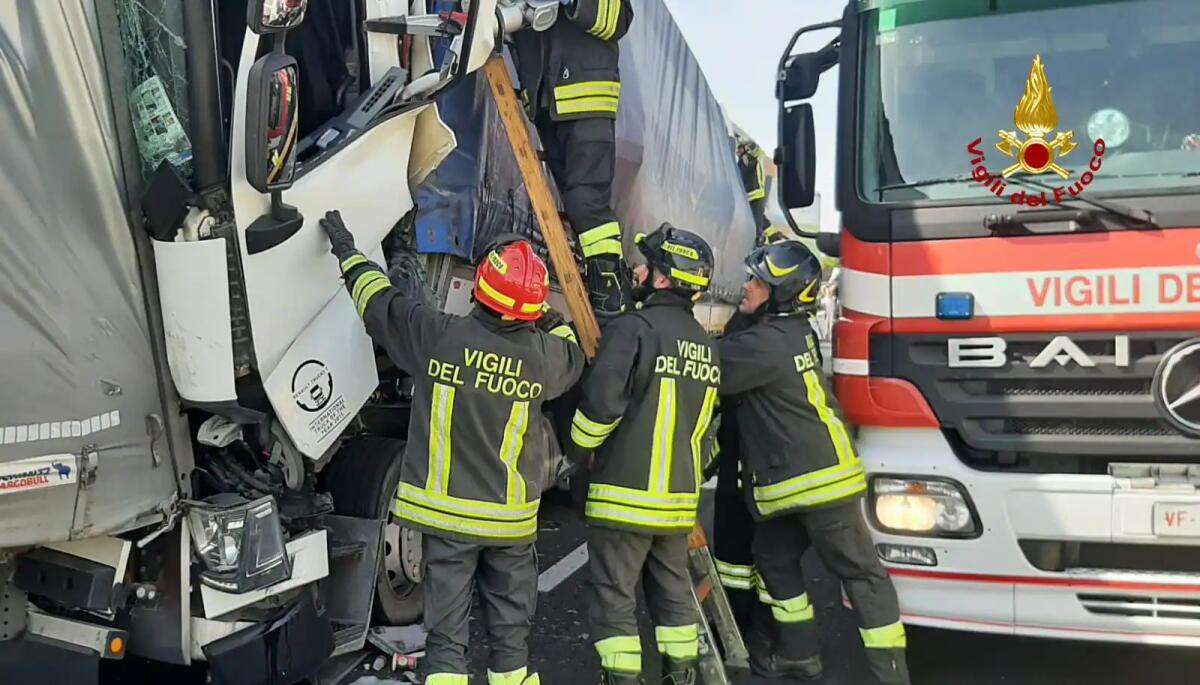Tamponamento in A4 tra 3 mezzi pesanti: autisti incastrati tra le lamiere -