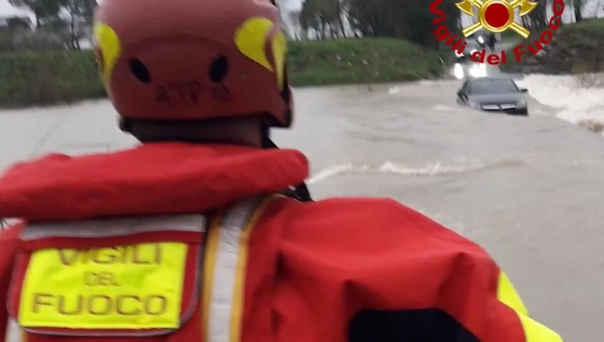 Ubriaco alla guida tenta di attraversare il guado con la piena: salvato. Via la patente - 